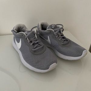 Nike Gray and White Size 7